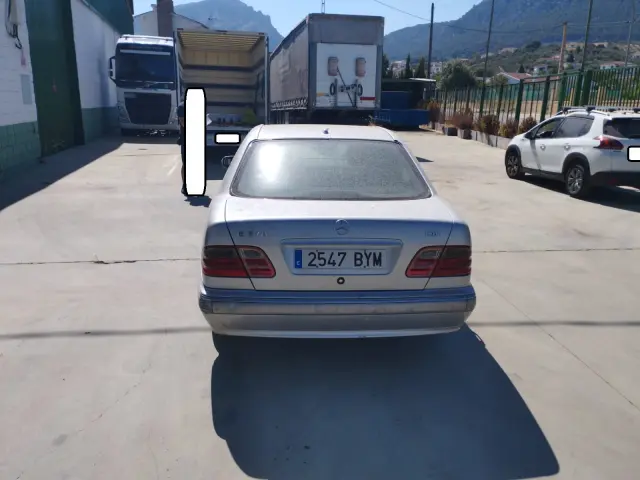 Subasta de turismos Mercedes E 270 el 20 de abril de 2026