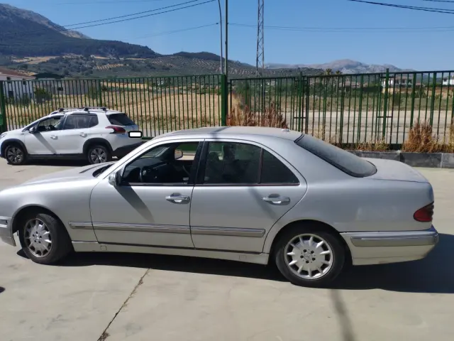 Subasta de turismos Mercedes E 270 el 20 de abril de 2026