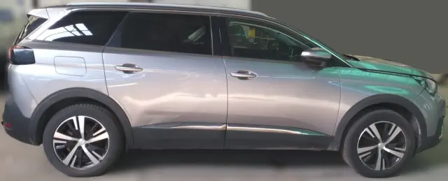 Subasta de turismos Peugeot N5008 Allure 1.5l Blue el 13 de abril de 2026