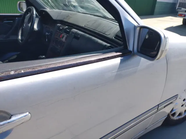 Subasta de turismos Mercedes E 270 el 20 de abril de 2026