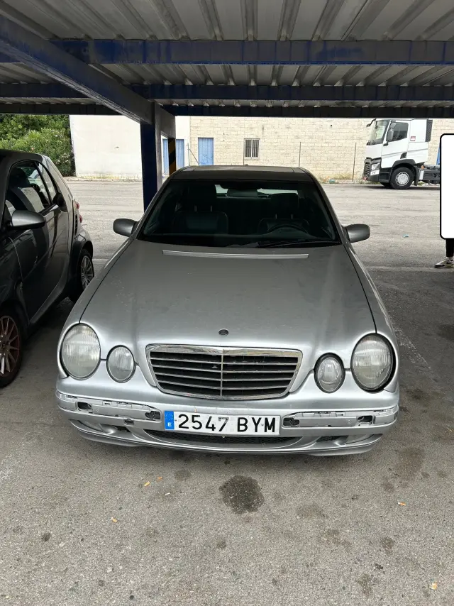 Subasta de turismos Mercedes E 270 el 20 de abril de 2026
