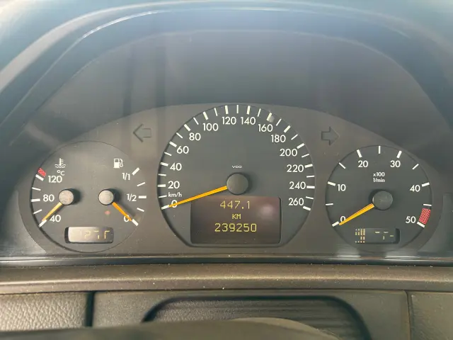 Subasta de turismos Mercedes E 270 el 20 de abril de 2026